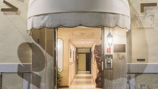 The entrance to Villarosa Hotel with a covered entrance and a well-lit hallway. - Hotel Villa Rosa (Rome)