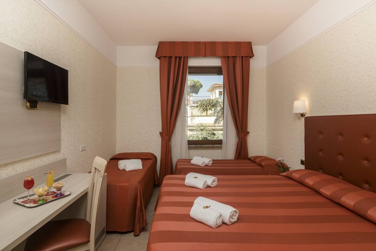 Quadruple Room | Minibar, in-room safe, desk, soundproofing