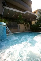 Bañera de hidromasaje exterior