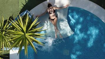 Piscine extérieure (ouverte en saison), parasols de plage