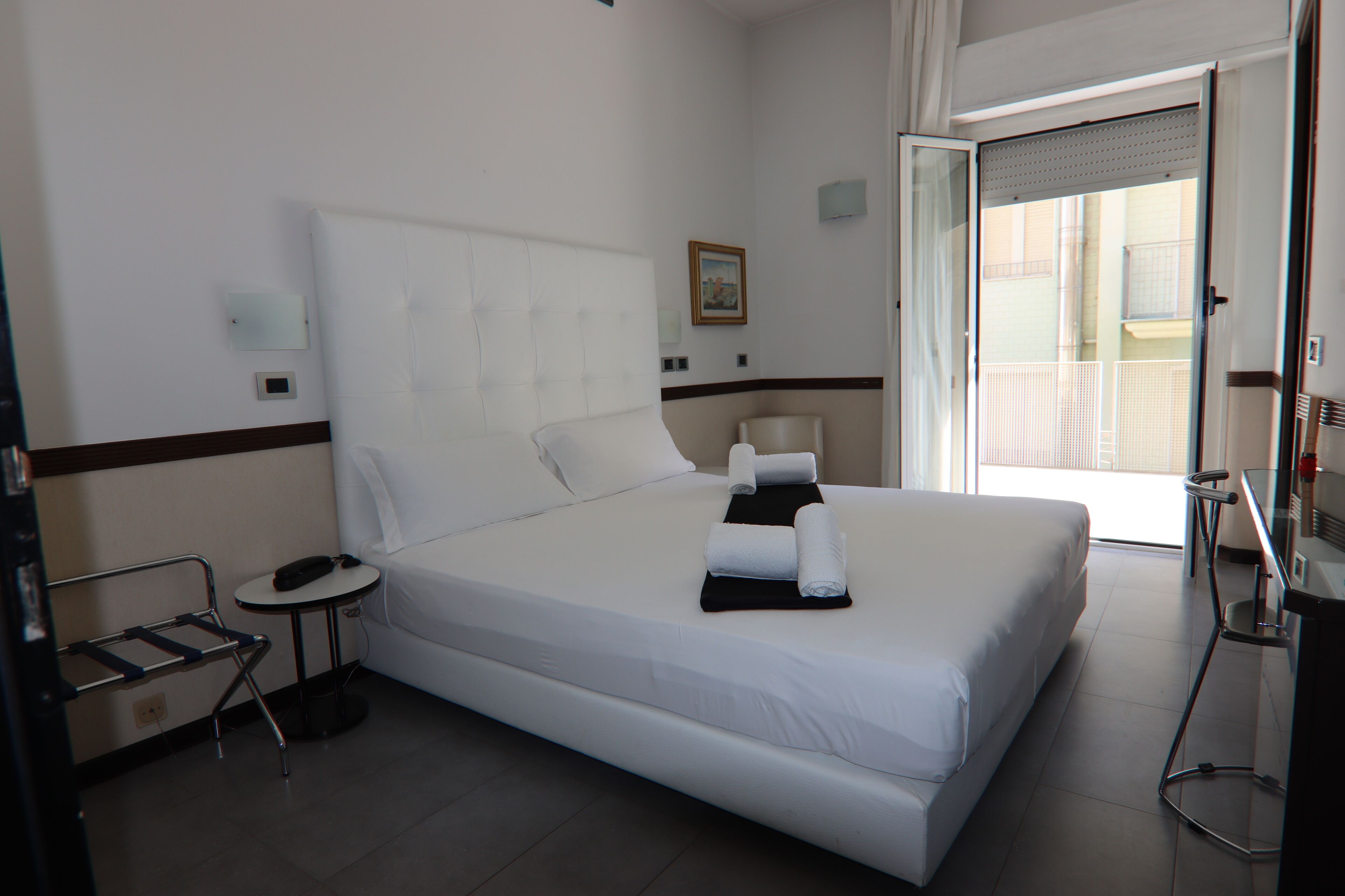 Ropa de cama hipoalergénica, cubrecamas y minibar 