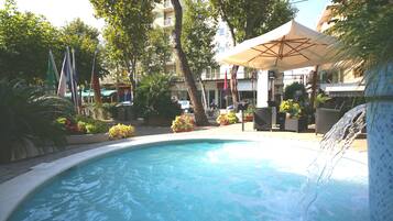 Piscine extérieure (ouverte en saison)