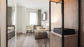 Habitación triple superior | Minibar, caja de seguridad en la habitación y escritorio