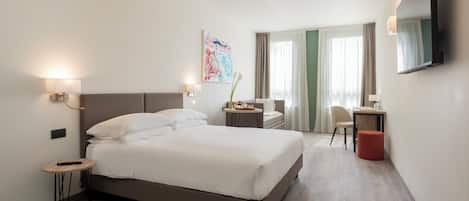 Studio Suite | Minibar, in-room safe, desk, laptop workspace