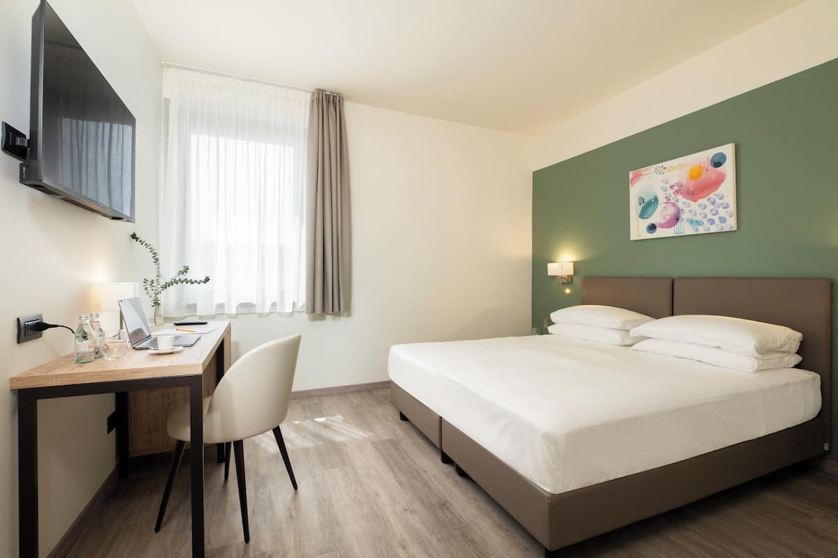 Minibar, Zimmersafe, Schreibtisch, laptopgeeigneter Arbeitsplatz