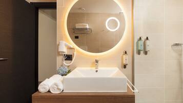 Studio Suite | Phòng tắm | Buồng tắm vòi sen, đồ dùng nhà tắm miễn phí, máy sấy tóc