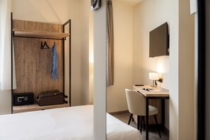Minibar, in-room safe, desk, laptop workspace - Plaza (San Martino Siccomario)