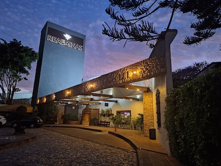 Fachada de la propiedad por la tarde o noche