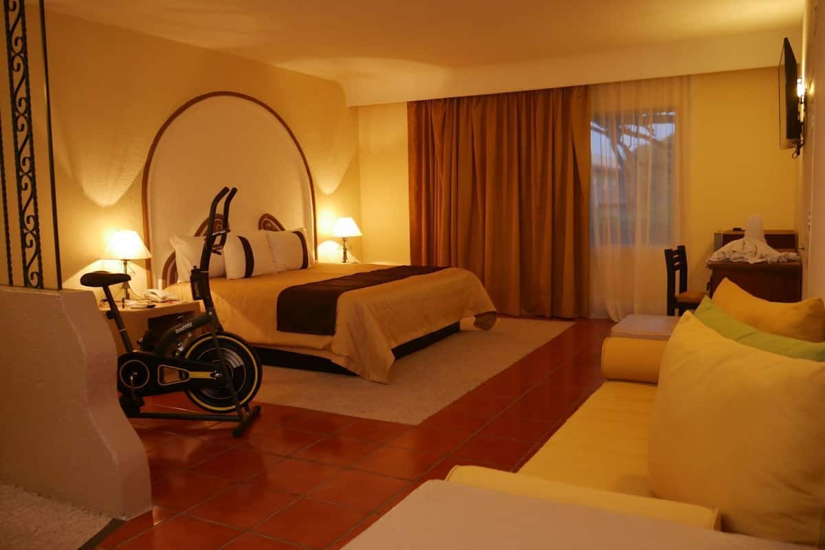 Junior Suite, 1 King Bed | In-room safe, desk, blackout curtains, iron/ironing board