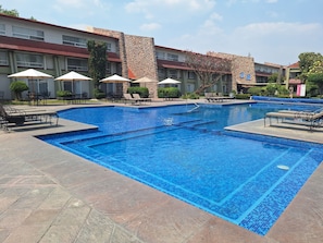Outdoor pool, open 9:00 AM to 8:00 PM, pool umbrellas, sun loungers - Real de Minas Tradicional (Querétaro)