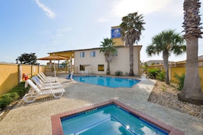 Seasonal outdoor pool - Americas Best Value Inn & Suites Waller Prairie View (Waller)