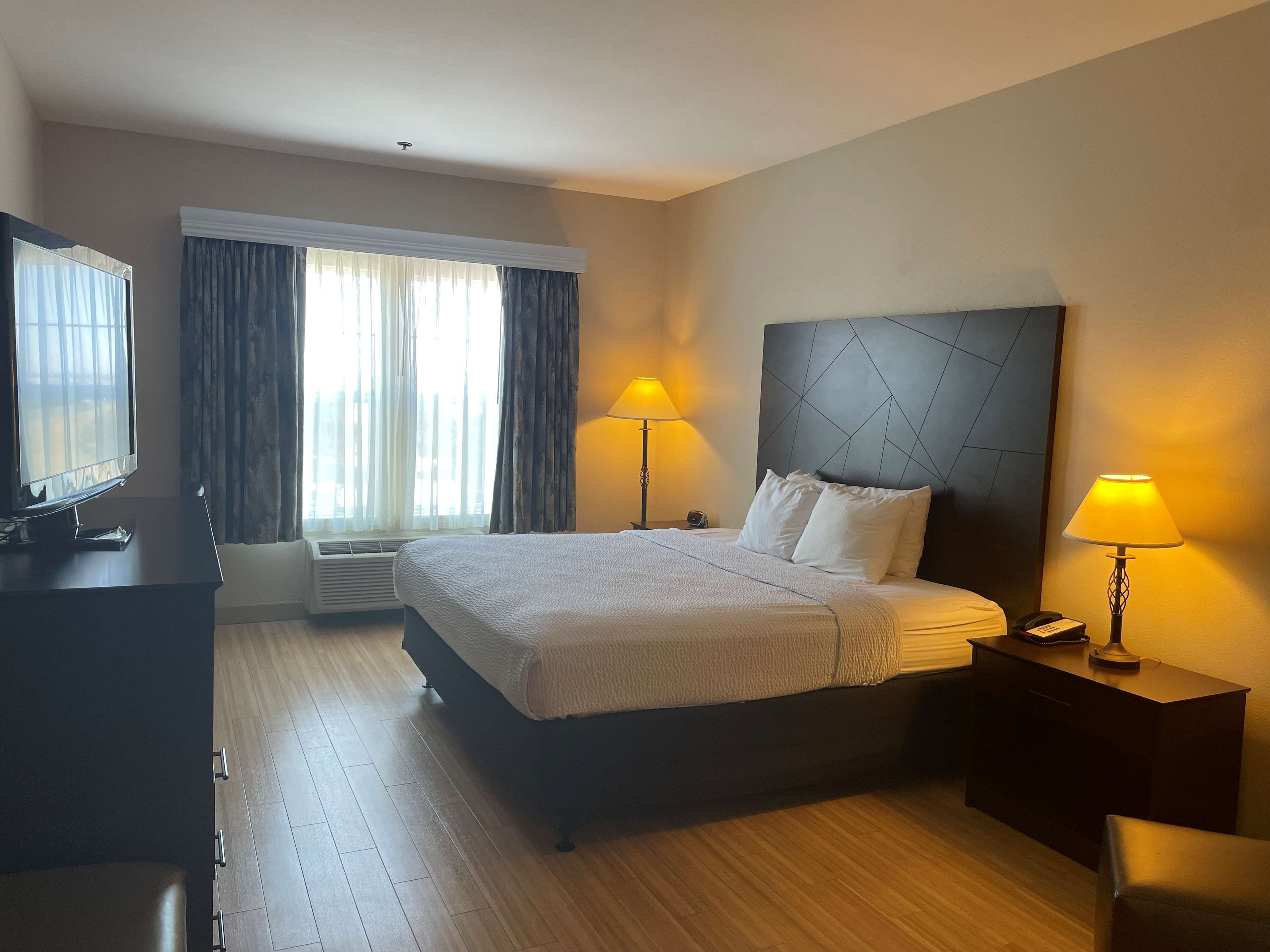 迷你吧、客房内保险箱、办公桌、熨斗/熨衣板