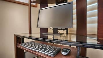 Un bureau d’ordinateur équipé d’un écran, d’un clavier et d’une souris.