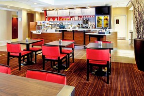 Der serveres morgenmad, aftensmad og amerikanske retter