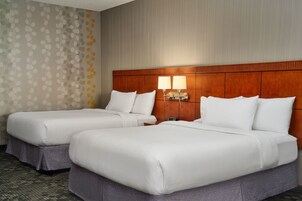 Colchones con pillow-top, escritorio y cortinas blackout 