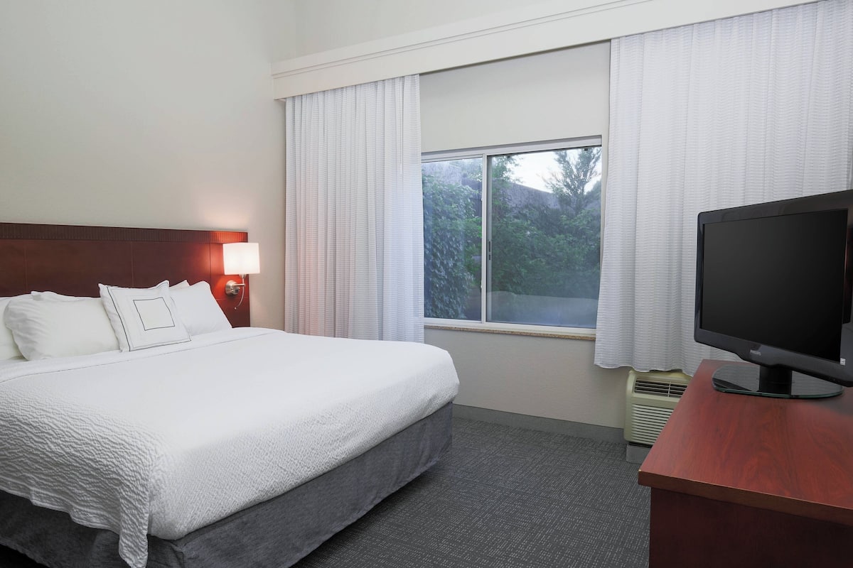 executive suite, 1 king bed with sofa bed | premium bedding, pillow-top beds, desk, iron/ironing board