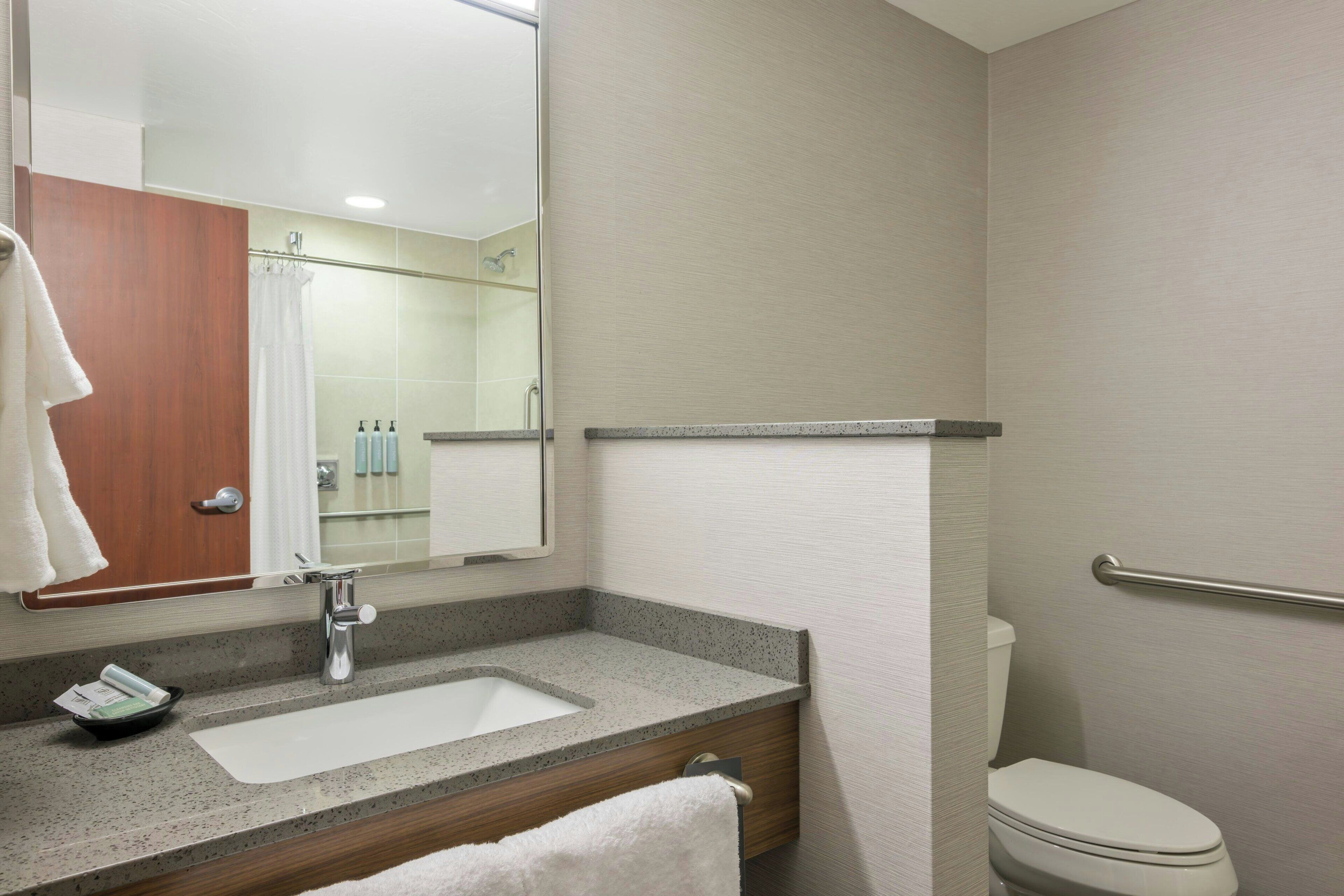 combined shower/bathtub, hair dryer, towels
