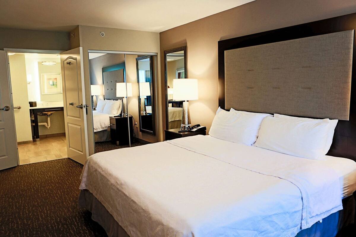 Ylelliset vuodevaatteet, untuvapeitot, työpöytä, pimennysverhot