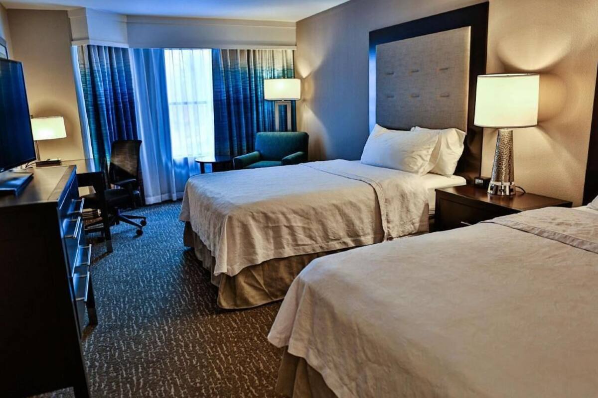 Ylelliset vuodevaatteet, untuvapeitot, työpöytä, pimennysverhot