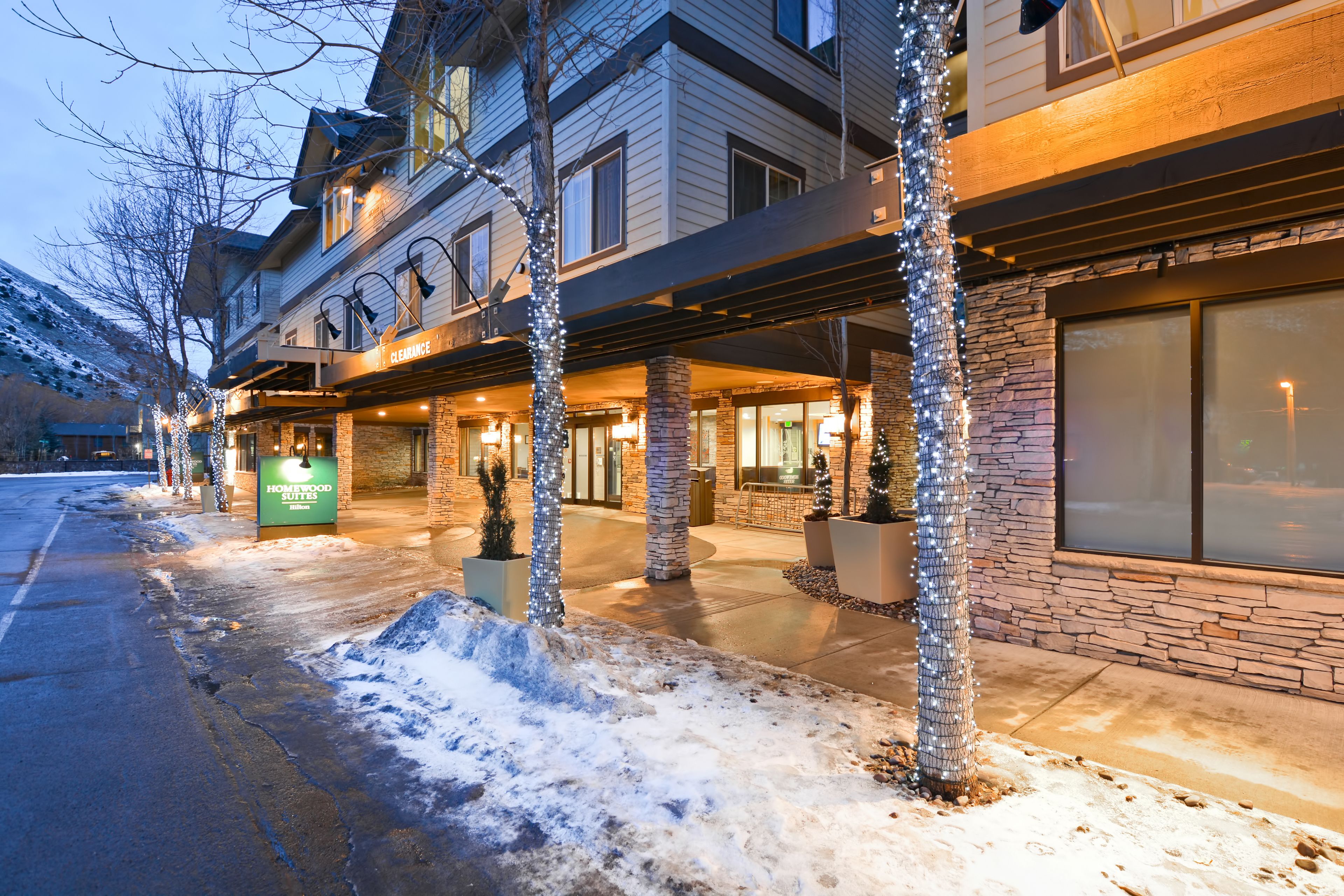 Bagian depan properti - sore/malam