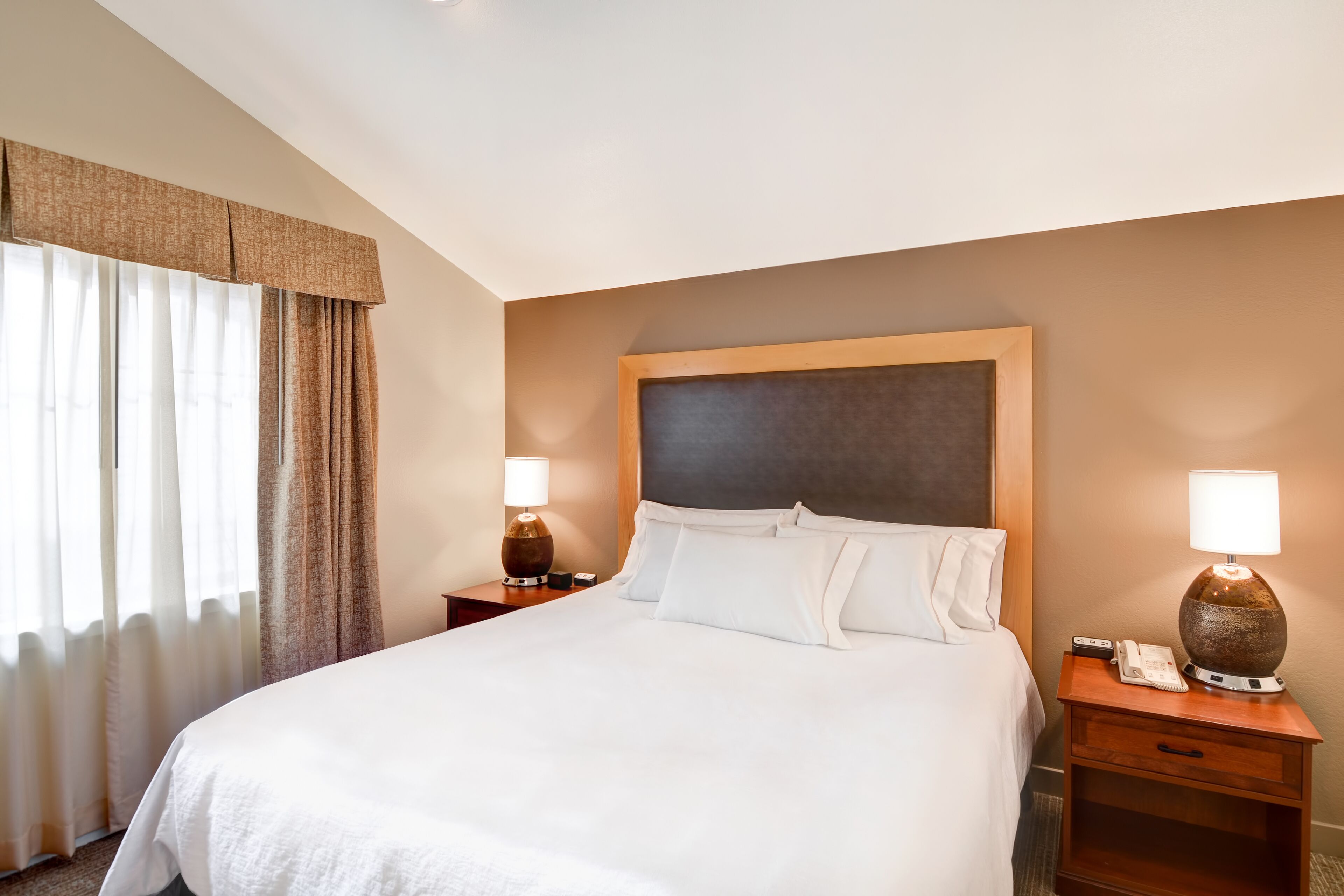 Suite, 1 Schlafzimmer, Kamin | Zimmersafe, Bügeleisen/Bügelbrett, kostenloses WLAN, Bettwäsche