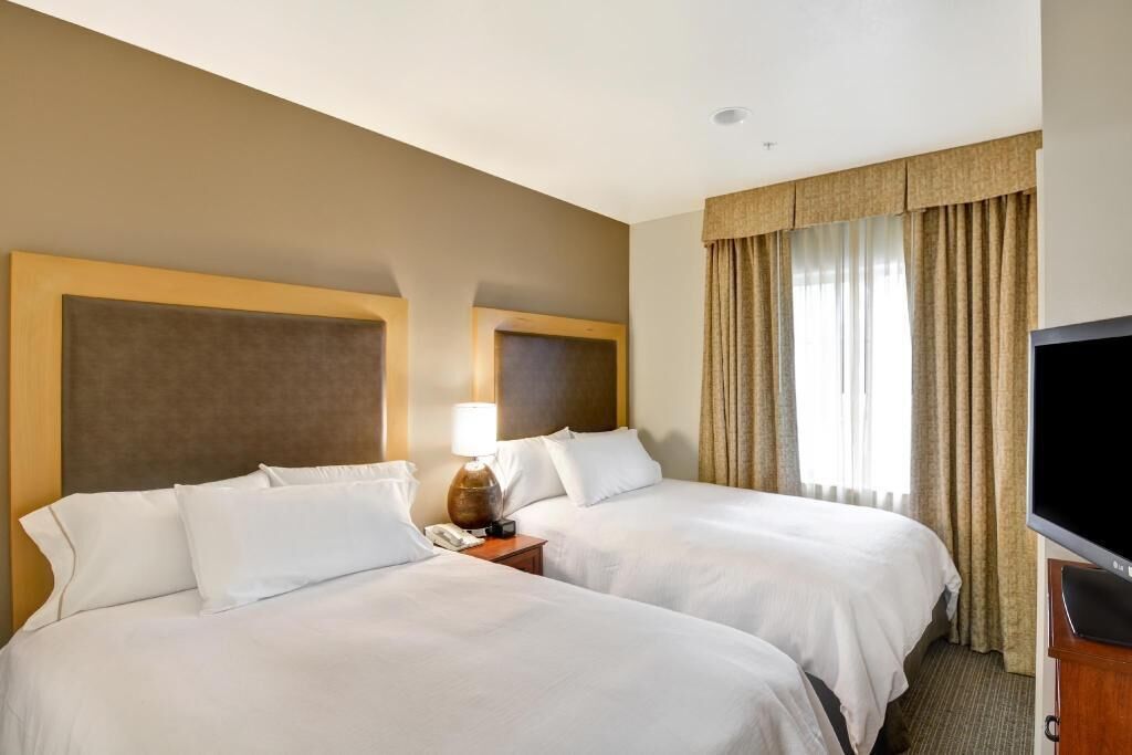 Luxe beddengoed, donsdekens, een kluis op de kamer