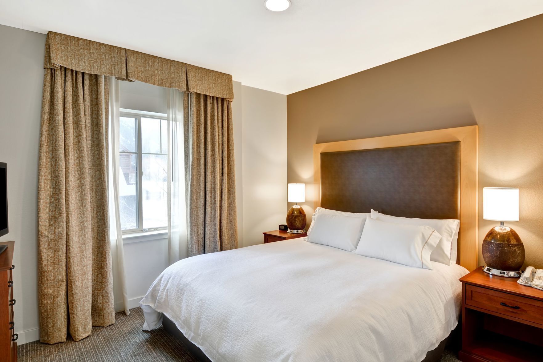 Luxe beddengoed, donsdekens, een kluis op de kamer