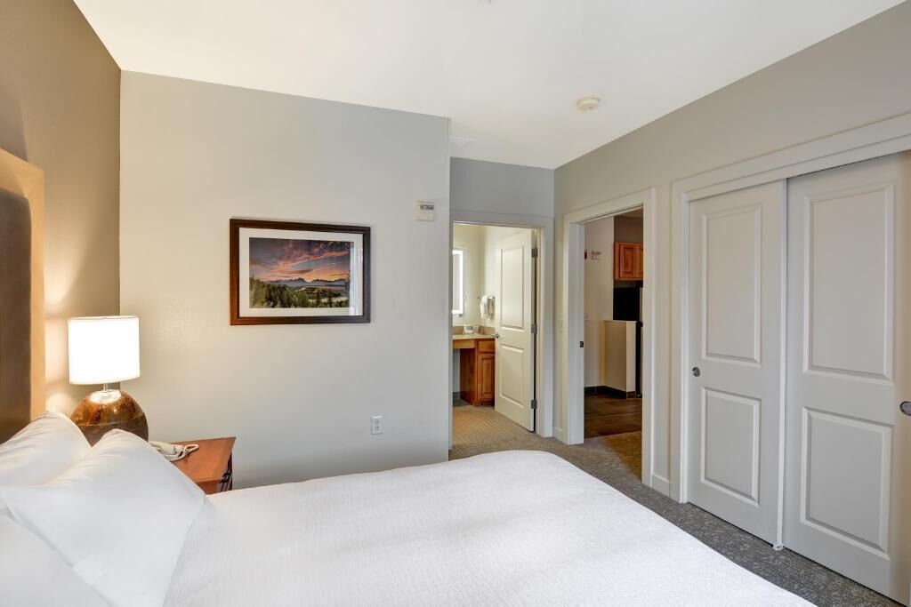 Luxe beddengoed, donsdekens, een kluis op de kamer