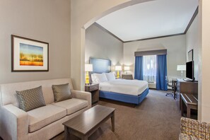 Escritorio, cortinas opacas, tabla de planchar con plancha