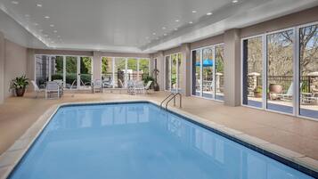 Innendørsbasseng og solsenger