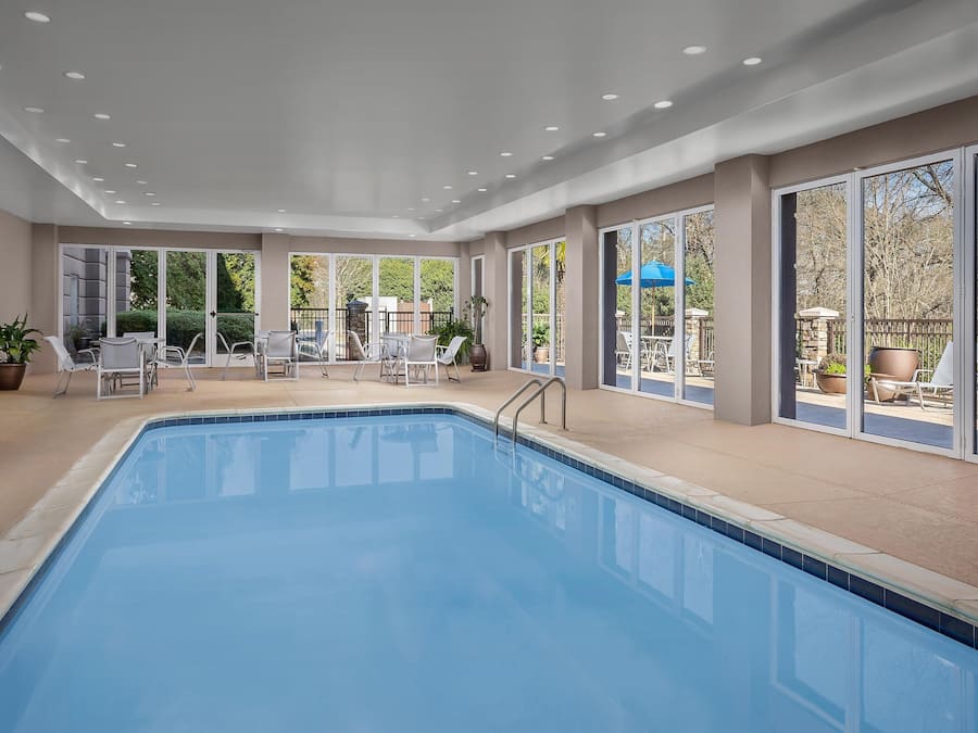 Innendørsbasseng og solsenger