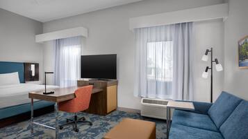 Sengetøy av topp kvalitet, senger med overmadrass og safe på rommet