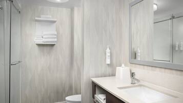 Kamer, 1 kingsize bed, niet-roken | Badkamer met douche