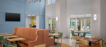 柯林頓 I-26 歡朋套房飯店