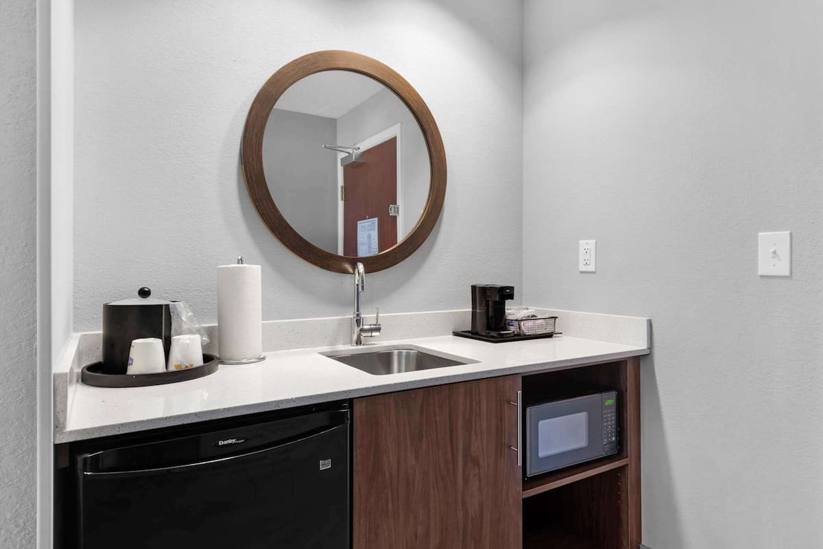 studio suite one king non smoking | desk, laptop workspace, blackout curtains, iron/ironing board