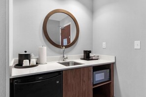 Escritorio, espacio para trabajar con laptop y cortinas blackout