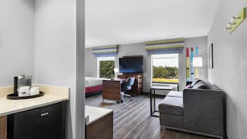 Suite, 2 Queen-Betten, Nichtraucher | Schreibtisch, laptopgeeigneter Arbeitsplatz, Verdunkelungsvorhänge