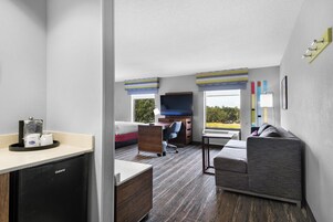 Escritorio, espacio para trabajar con laptop y cortinas blackout 