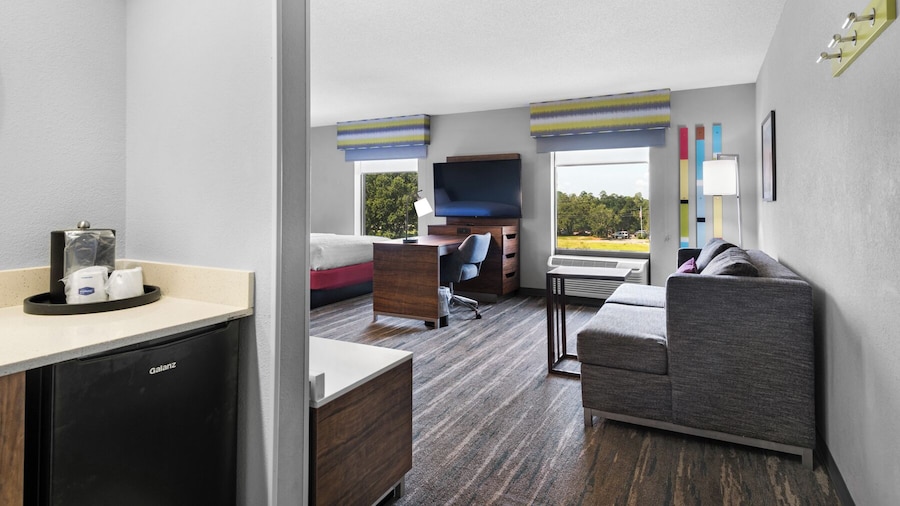 Hampton Inn & Suites Pensacola I-10 N at Univ. Town Plaza