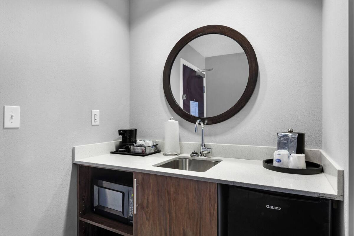 studio suite one king non smoking | desk, laptop workspace, blackout curtains, iron/ironing board