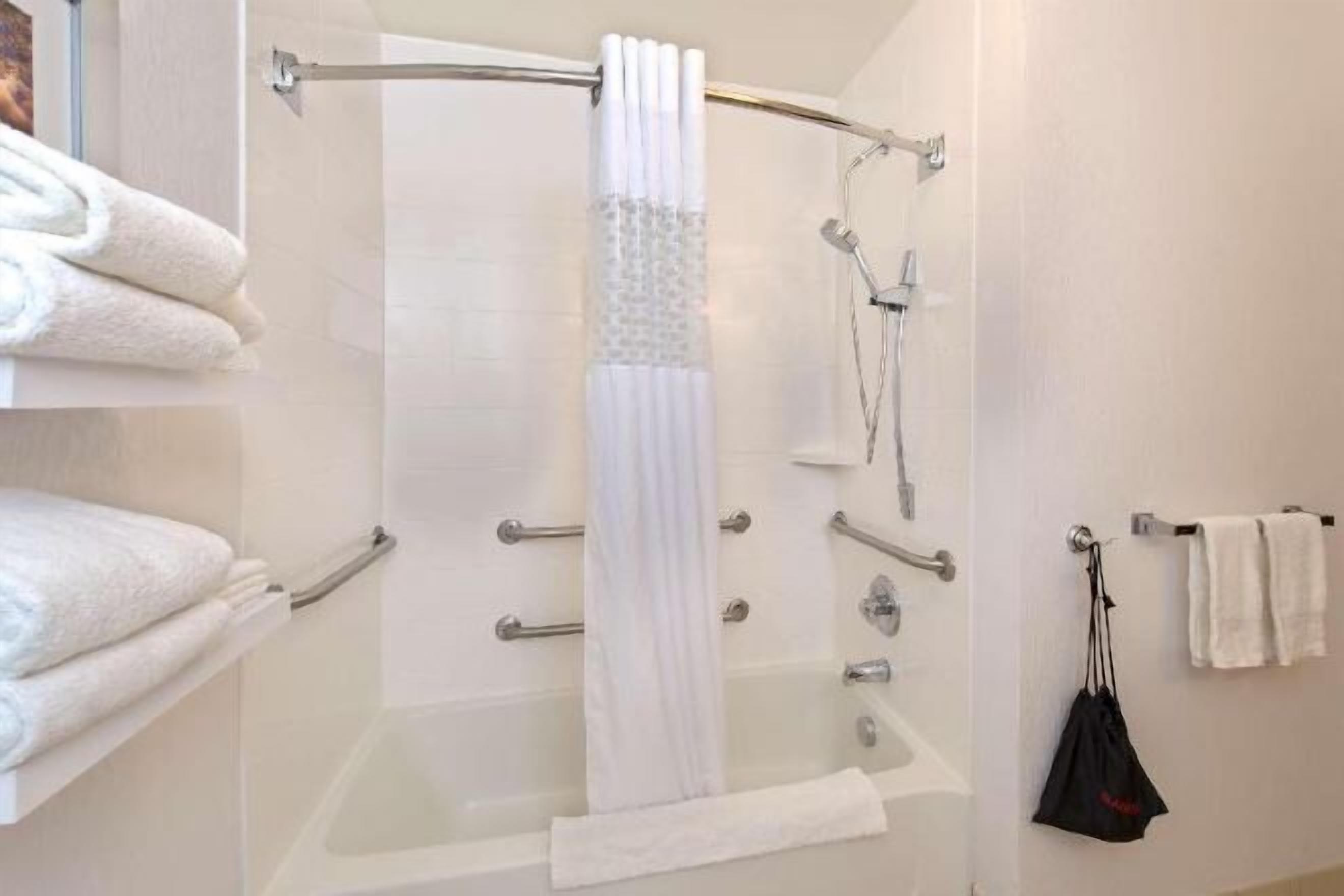 Duschwanne, kostenlose Toilettenartikel, Haartrockner, Handtücher
