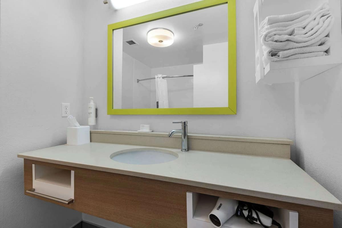 room, 1 king bed, accessible, non smoking | bathroom | combined shower/bathtub, free toiletries, hair dryer, towels