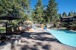Seasonal outdoor pool, open 9:00 AM to 10:00 PM, pool loungers