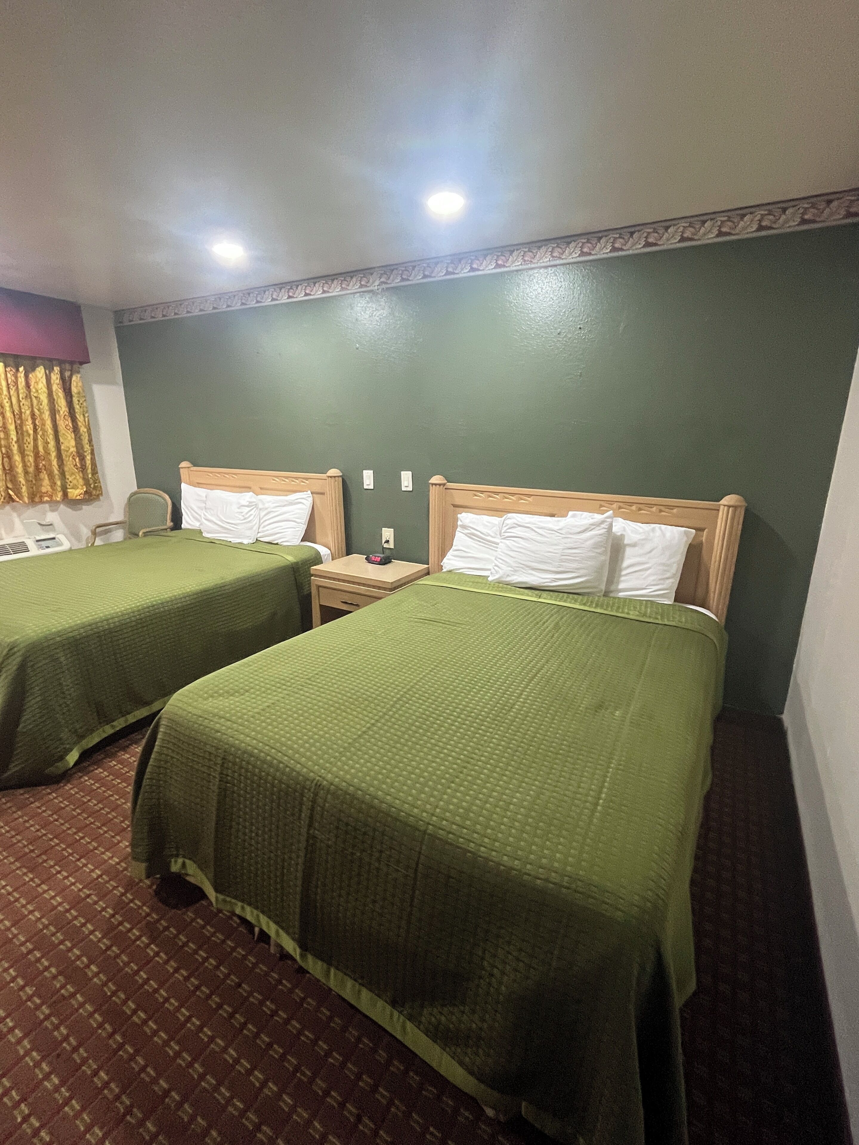 خزنة داخل الغرفة ومكتب ومكواة/لوح كي وأسرّة قابلة للطي