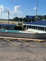 Una piscina al aire libre de temporada