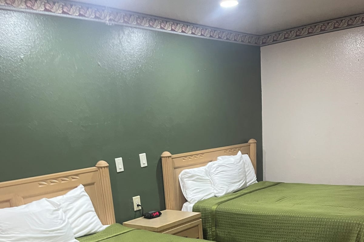 Standardzimmer, 2 Queen-Betten, Nichtraucher | Zimmersafe, Schreibtisch, Bügeleisen/Bügelbrett, Zustellbetten