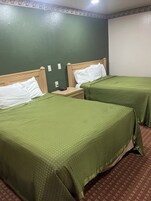 Habitación estándar, 2 camas de matrimonio, no fumadores | Caja fuerte, escritorio, tabla de planchar con plancha