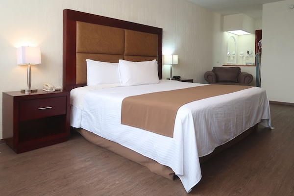 Superior Room, 1 King Bed | In-room safe, desk, laptop workspace, blackout drapes