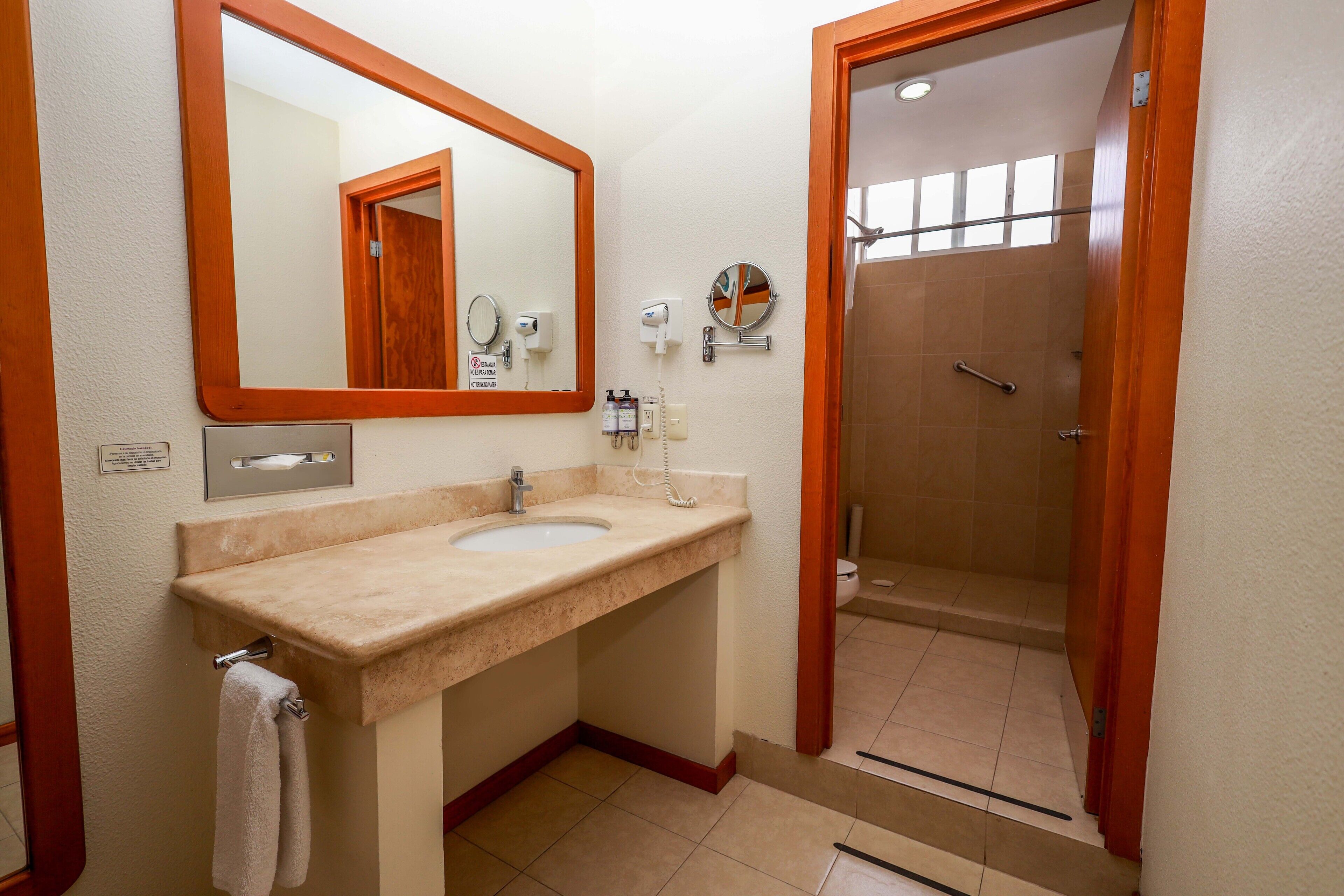 Een douche, een regendouche, gratis toiletartikelen, een haardroger