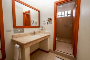 Shower, rainfall showerhead, free toiletries, hair dryer